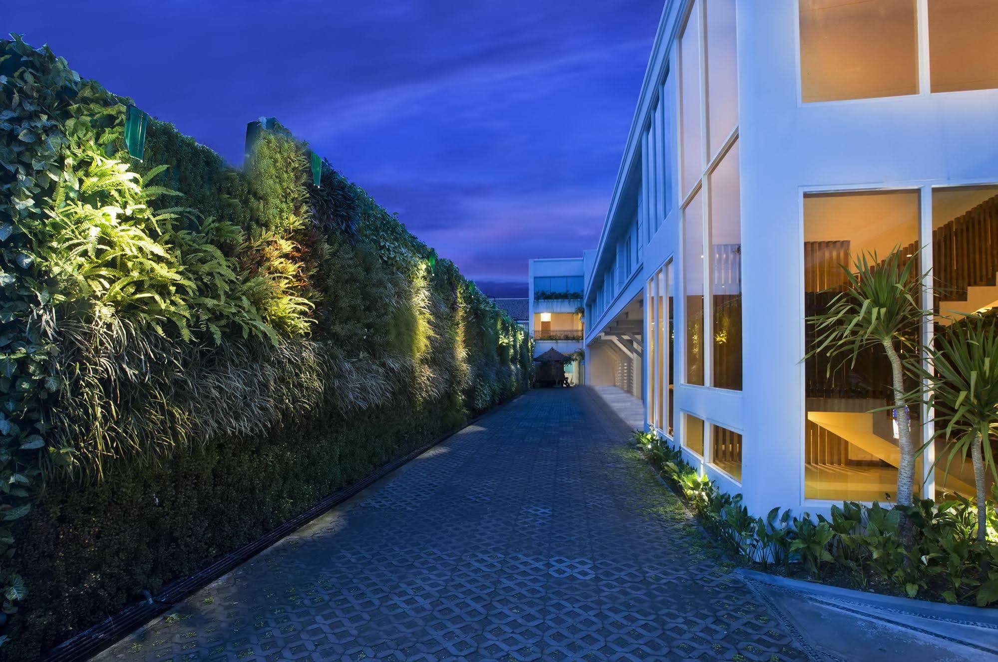 Aveon Express Hotel By Daphna International Yogyakarta Exterior photo