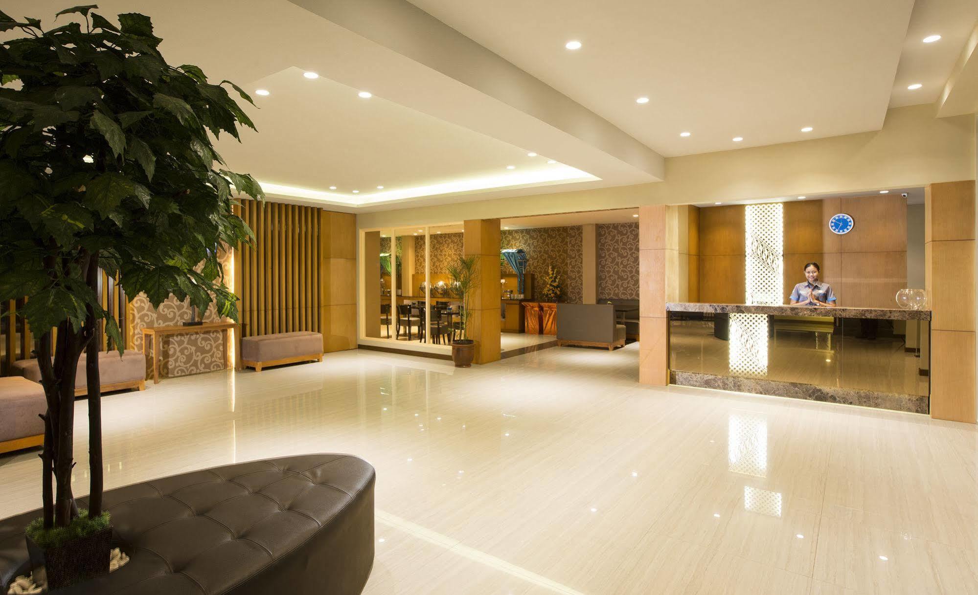 Aveon Express Hotel By Daphna International Yogyakarta Exterior photo